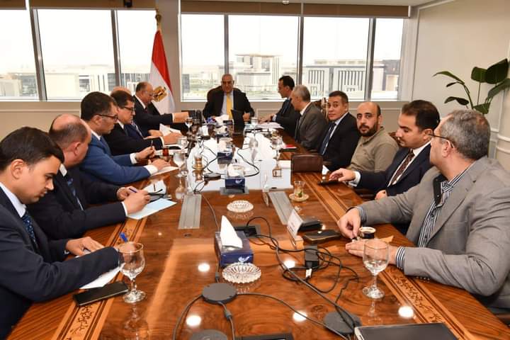 وزير الإسكان ومحافظ القاهرة يتابعان الموقف التنفيذى لمشروعات التطوير  بالمحافظة